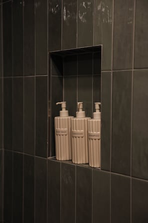 Shower, hair dryer, towels, soap - Solvèa Duplex Apartment in Saranda - 101 (Saranda)
