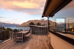 Outdoor dining - Sunshine Bay Stay | Lake Views & Cosy Fireplace (Queenstown)