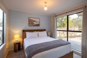 Iron/ironing board, travel cot, WiFi, bed sheets - Sunshine Bay Stay | Lake Views & Cosy Fireplace (Queenstown)