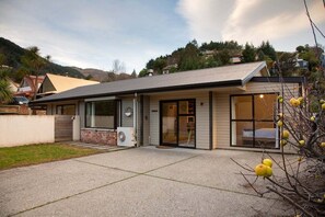Exterior - Sunshine Bay Stay | Lake Views & Cosy Fireplace (Queenstown)