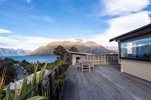 Outdoor dining - Sunshine Bay Stay | Lake Views & Cosy Fireplace (Queenstown)