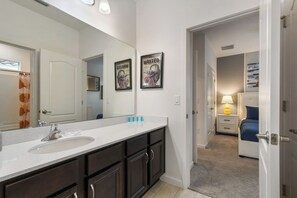 Hair dryer, towels, soap, toilet paper - Terrific 6-bedroom house with AC in sunny Kissimmee (Kissimmee)