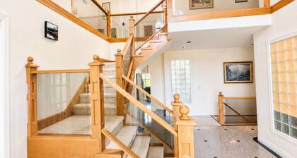 Luxury 6BR Home w/ Theatre | Sleeps 12+