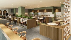 Um restaurante moderno com mesas altas, cabines e um espaço de bar.