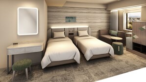 Quarto de hotel moderno com duas camas, uma escrivaninha, um pequeno espaço de estar e vista para a cidade.