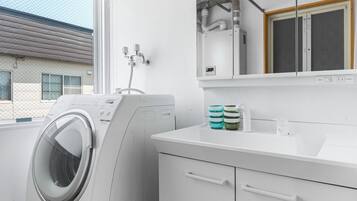 Departamento | Baño | Tina con regadera, amenidades de baño gratuitas, secadora de cabello
