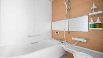 Appartement | Badkamer | Een bad/douchecombinatie, gratis toiletartikelen, een haardroger