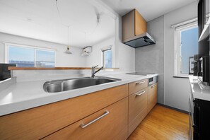Apartment | Eigene Küche | Kühlschrank, Mikrowelle, Herdplatte, Kochgeschirr/Geschirr/Besteck