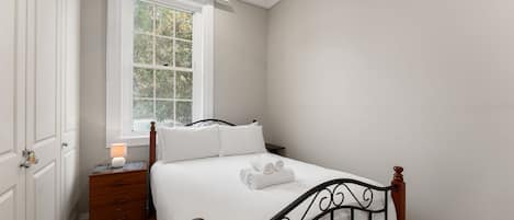 1 habitación, escritorio, wifi gratis y ropa de cama