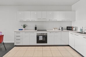 Wasserkocher mit Kaffee-/Teezubehör, Kühlschrank, Mikrowelle, Ofen