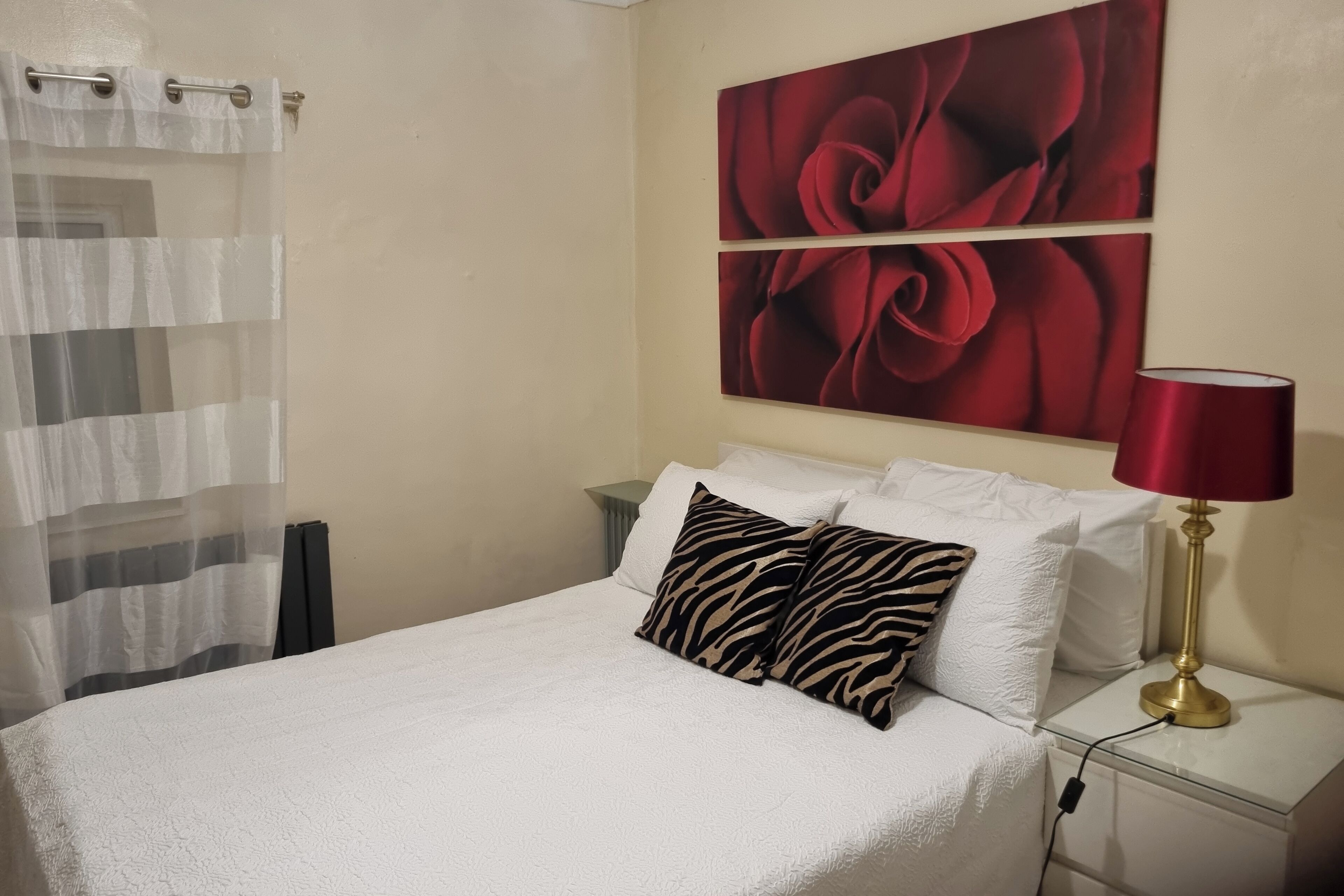 Iron/ironing board, bed sheets