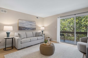 Smart TV, books - Bluff Villa in Sea Pines, Walk to South Beach Marina, Tennis, Pickleball & Golf (Hilton Head Island)