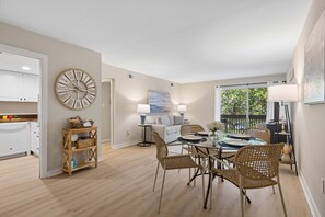 Interior - Bluff Villa in Sea Pines, Walk to South Beach Marina, Tennis, Pickleball & Golf (Hilton Head Island)