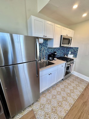 Coffee/tea maker, fridge, microwave, oven - Newly Remodeled Luxury Studio 2 Blocks to Square! (Prescott)