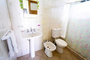 Bathroom - Vrbo Property (Perdriel)