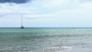 Sulla spiaggia, lettini da mare, teli da spiaggia