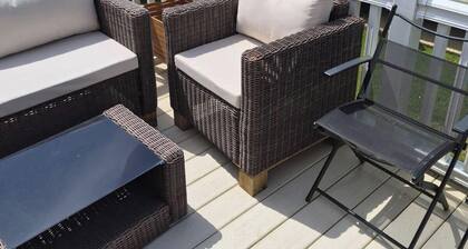 Cabin Sleeps 6 with access outdoor Pool