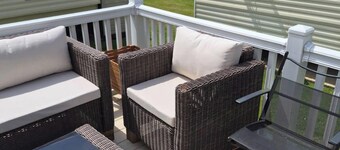 Cabin Sleeps 6 with access outdoor Pool