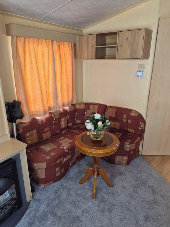 Cabin Sleeps 6 With Access Outdoor Pool - Sandown