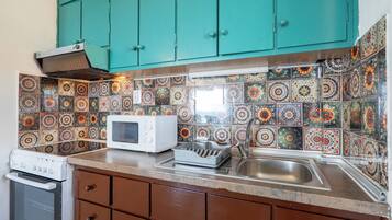 Cafetera/tetera, refrigerador, horno, placa de cocina