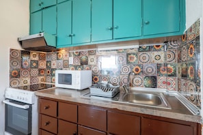Cafetera/tetera, refrigerador, horno, placa de cocina