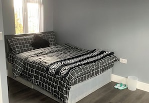 WiFi - 3 Bedroom Apartment Sleeps 7 with Wifi (Southall)
