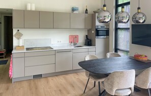 Wasserkocher mit Kaffee-/Teezubehör, Kühlschrank, Mikrowelle