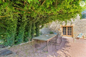 Outdoor dining - Logis de la Vallière - GRANDVAUX (GRANDVAUX)