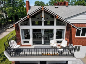 Outdoor dining - Charming Luxury Villa Near New York City (Paramus)