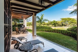 Outdoor dining - Villa Sorelle 3-bedroom Villa with AC for relaxing stays (Santa Cruz)