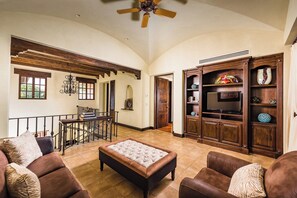 Living area - Villa Sorelle 3-bedroom Villa with AC for relaxing stays (Santa Cruz)