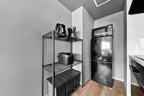 Apartamento | Cocina privada | Frigorífico, microondas, placa de cocina y arrocera