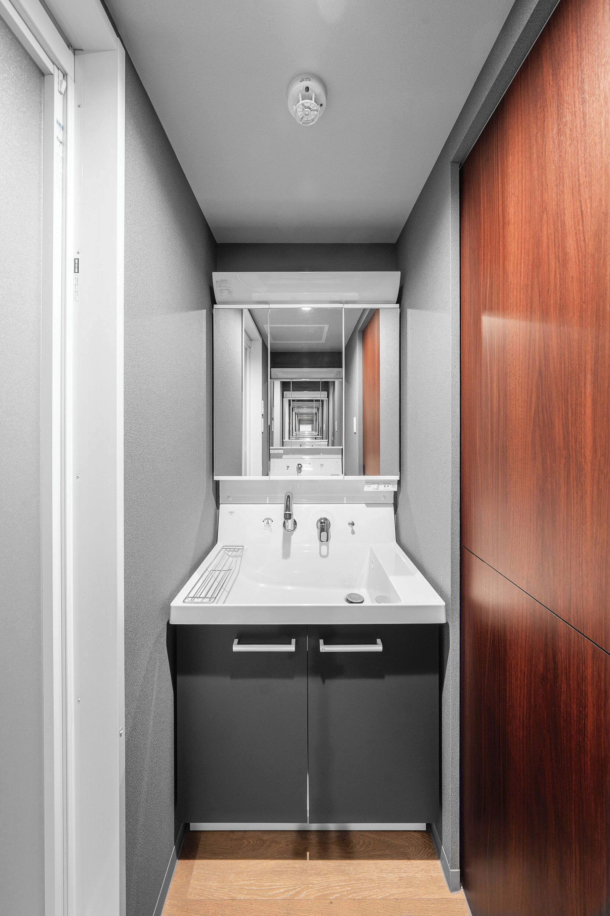 Apartment | Badezimmer | Duschwanne, kostenlose Toilettenartikel, Haartrockner, Hausschuhe