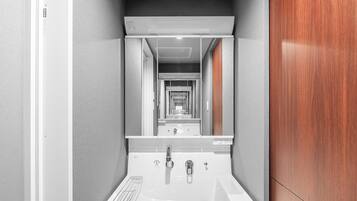 Apartment | Badezimmer | Duschwanne, kostenlose Toilettenartikel, Haartrockner, Hausschuhe