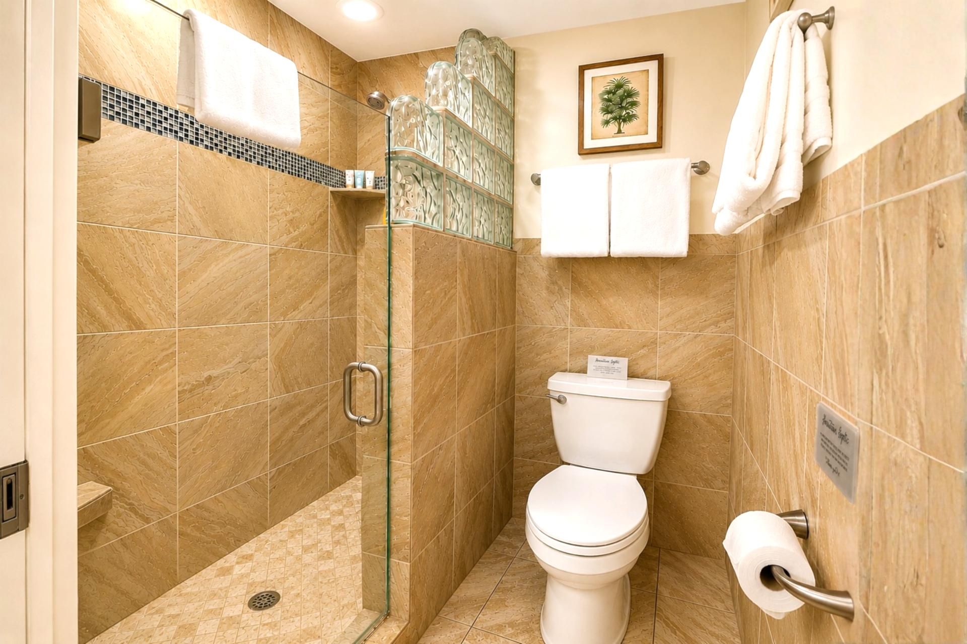 Een badkamer met een douchecabine, een toilet en een handdoekhouder.