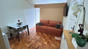 Living area - Cozy 1-bedroom apartment in wonderful Copacabana Rio de Janeiro with AC (Rio de Janeiro)