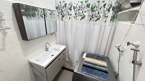 Bathroom - Cozy 1-bedroom apartment in wonderful Copacabana Rio de Janeiro with AC (Rio de Janeiro)