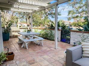 Outdoor dining - Perfect Family Home in Newport Beach - Close to Back Bay and all you need! (Newport Beach)