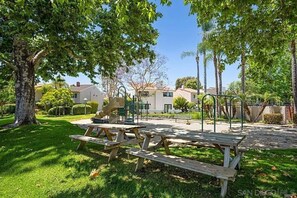 Outdoor dining - Perfect Family Home in Newport Beach - Close to Back Bay and all you need! (Newport Beach)