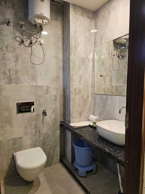 Deluxe Double Room | Bathroom | Shower, towels, soap, shampoo - Madhogarh (Rajawas)