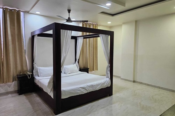 Elite Double Room | Laptop workspace
