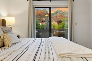 3 bedrooms, iron/ironing board, WiFi, bed sheets - Lovely Lariat: VIEWS + COMFORT (Sedona)