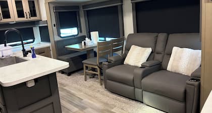 Newer, Recreational RV with tankless water Heater - Long or Short Term Stay