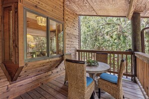 Outdoor dining - Unique Luxurious raised Cabin within 1hr to Disney and minutes from Lake Harney. (Geneva)