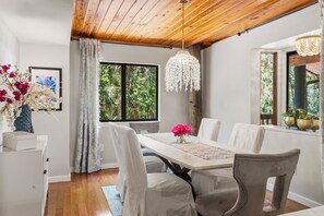 Dining - Unique Luxurious raised Cabin within 1hr to Disney and minutes from Lake Harney. (Geneva)