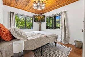 Room - Unique Luxurious raised Cabin within 1hr to Disney and minutes from Lake Harney. (Geneva)