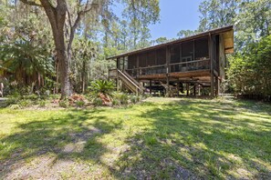 Exterior - Unique Luxurious raised Cabin within 1hr to Disney and minutes from Lake Harney. (Geneva)