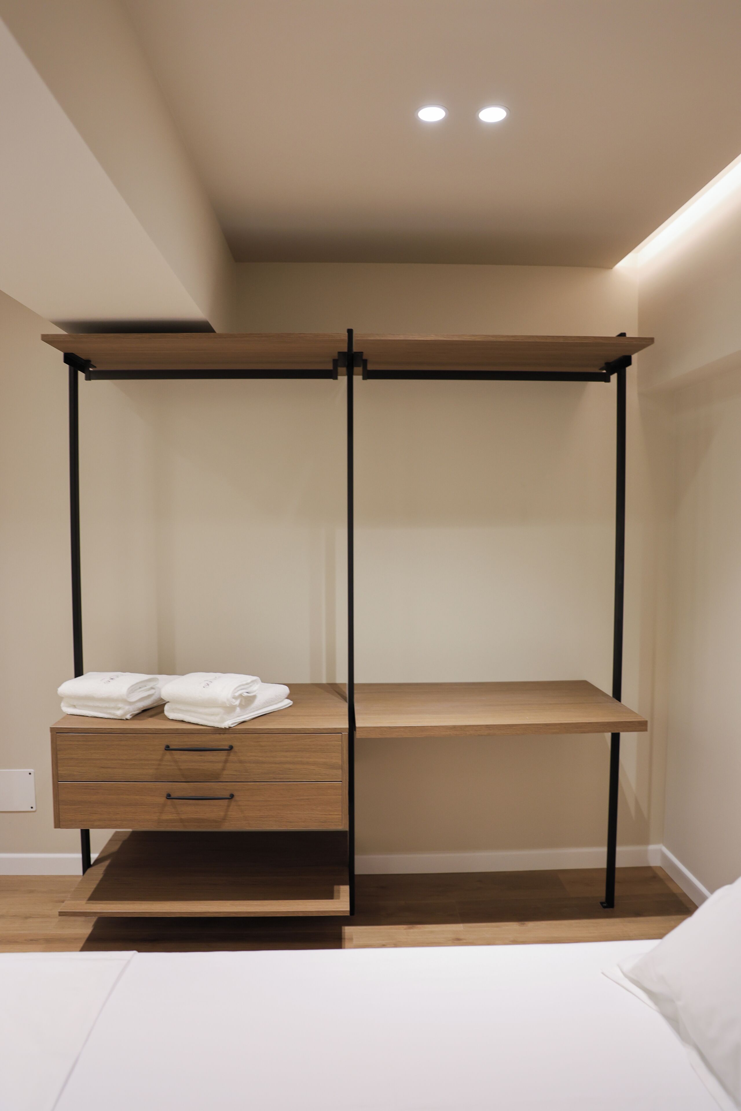 Une chambre à coucher avec un lit, un bureau en bois et une armoire.