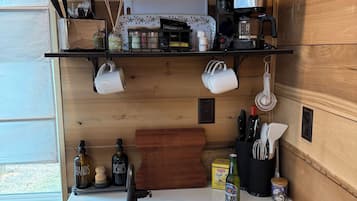 Kjøleskap, mikrobølgeovn, kaffetrakter/tekoker og vannkoker