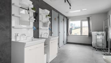 Apartment | Badezimmer | Duschwanne, Haartrockner, Hausschuhe, Handtücher